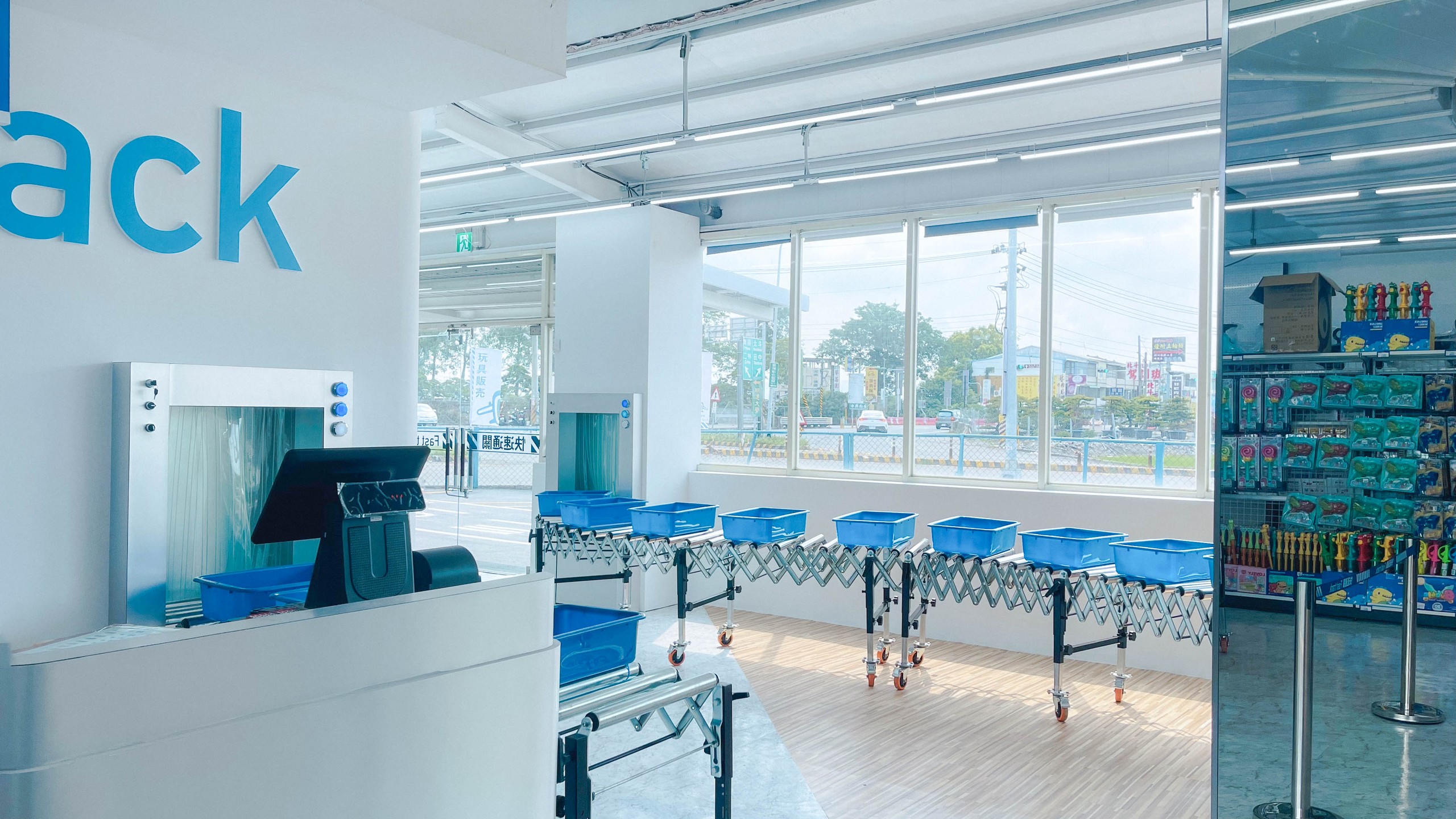 快速通關玩具店貨架動線：木質「Gate 3／Gate 1」登機門立柱分隔走道，兩側層架陳列泳具與模型，明亮整齊像航廈大廳